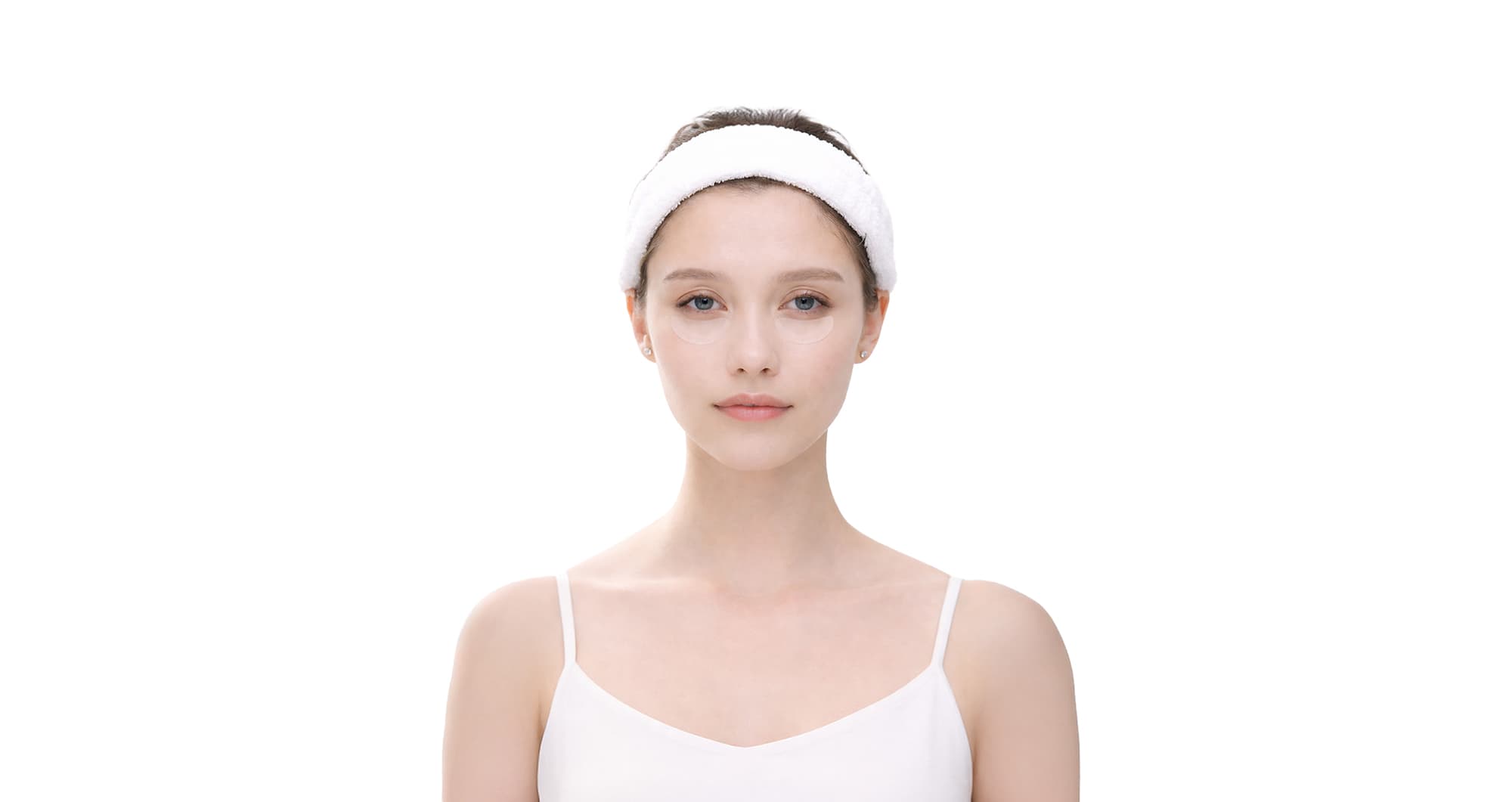 Model wearing curved CELLUL EYES patches under the eyes